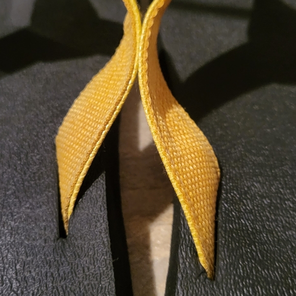 Yellow Box Mellow Mat flip flops - Picture 2 of 6